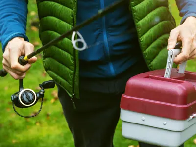 Fishing-rod-and-tackle-box.png